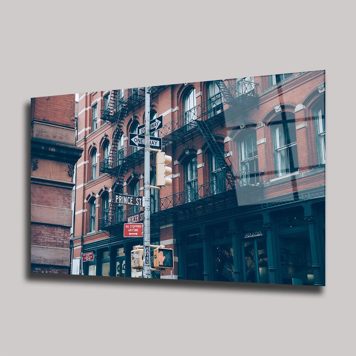 NEW YORK PRINCE STREET SOKAK TABELASI VE TARİHİ BİNALAR YATAY CAM TABLO - DEG0318
