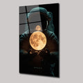 ASTRONUTUN ELİNDEKİ AY - CAM TABLO - DEG0154